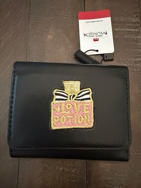 Mundi Love ❤️ Potion Black Trifold Wallet with White Logo Patch